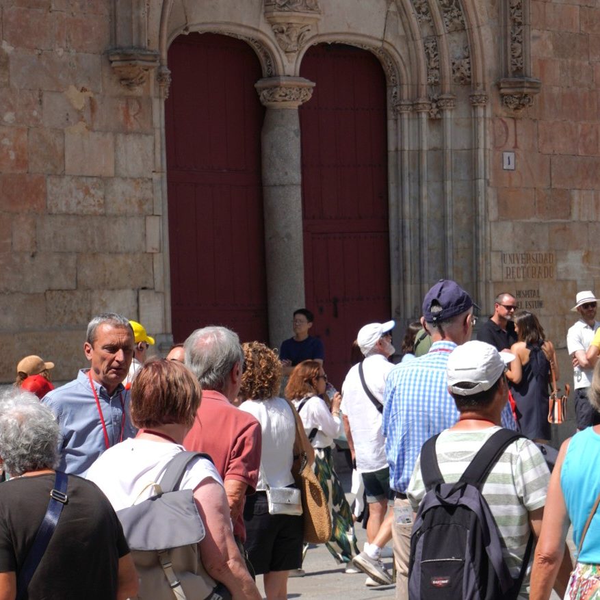 Mark presenta la visita a los asistentes en la Universidad de Salamanca. Mark presenta la visita a los asistentes en la Universidad de Salamanca. Publicación en la web alemana https://lilos-reisen.de/