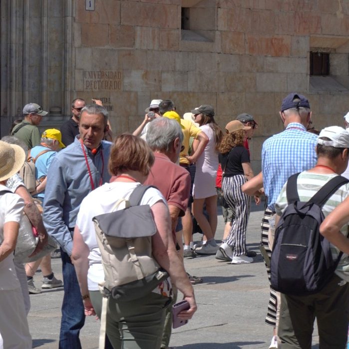 Mark presenta la visita a los asistentes en Salamanca. Mark presenta la visita a los asistentes en Salamanca.